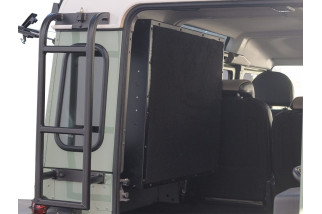 Coffre de rangement pour hayon latéral d’un Land Rover Defender Puma (2007-2016)