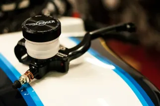 Maître-cylindre de frein axial BERINGER Classic Ø17,5mm bocal vissé noir - levier type A (16cm)