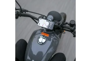 Kit pour moto avec collier de serrage universel