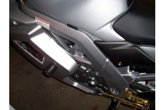 Tampons de protection R&G RACING Classic (axe de bras oscillant) noir Suzuki SV650S carénée