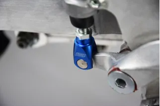 Étrier de liaison SCAR pour le réglage du frein arrière